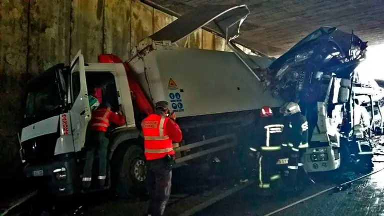 Accidente en la A-15 en donde la conductora de un camión ha quedado atrapada en el interior de un trailer portacoches.