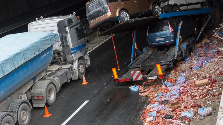 El choque entre un trailer portacoches y un camión de productos cárnicos en la A15 en su cruce con la A12 bajo el grupo semafórico de Zizur provoca retenciones en el trá (4)