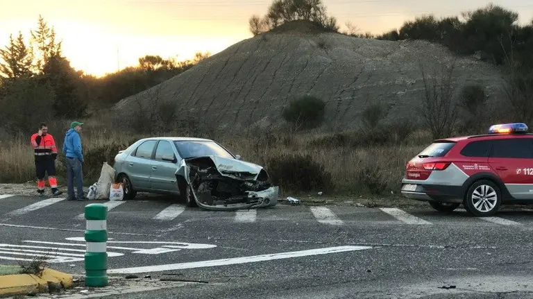 Herido un joven de 18 años al chocar contra un coche mientras conducía por la carretera de Esquiroz. NAVARRA.COM
