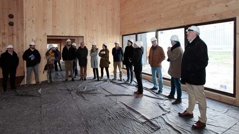 La Comisión y la Gerencia de Urbanismo del Ayuntamiento de Pamplona visita las obras del gaztetxe en Mendillorri 2