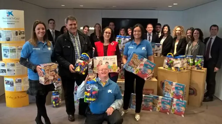 CaixaBank entrega juguetes a Cruz Roja Navarra.