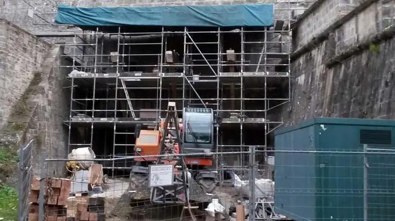 Obras de reconstrucción del puente entre los baluartes de Labrit y el del Redín.