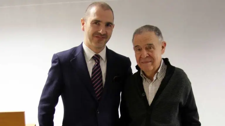 El presidente del COAATIENA, Jesús Mari Sos y uno de los galardonados por su trayectoria, Luis Madrid.