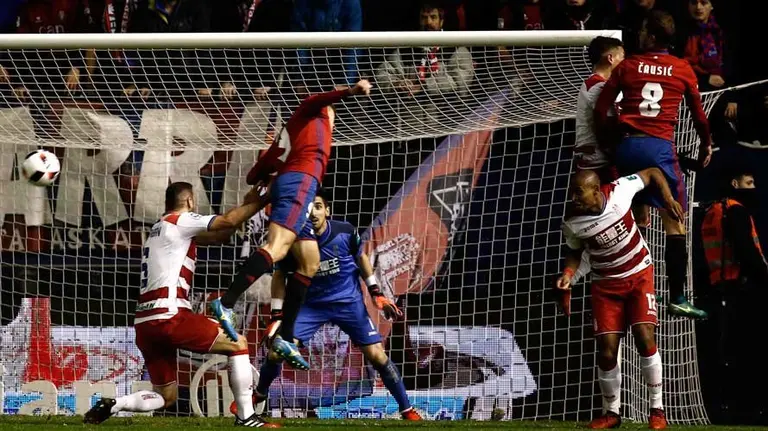 Las imágenes del partido disputado entre Osasuna y el Granada. EFE (2)