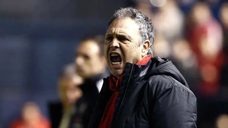 Caparrós. Las imágenes del partido disputado entre Osasuna y el Granada. EFE (4)