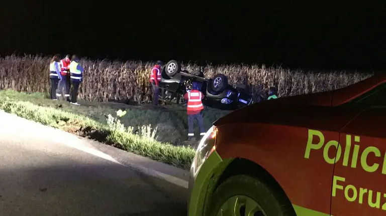 Agentes de la Policía Foral atienden el accidente de Peralta