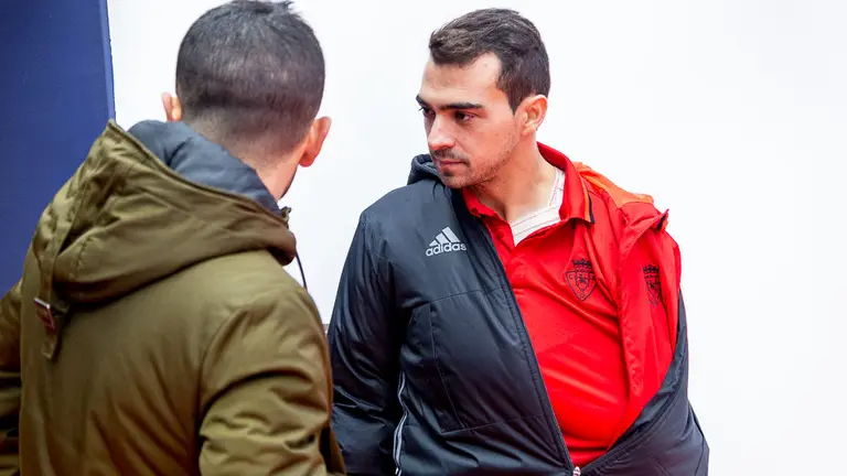 Miguel de las Cuevas con el brazo en cabestrillo tras el partido de Copa ante el Granada (1). IÑIGO ALZUGARAY