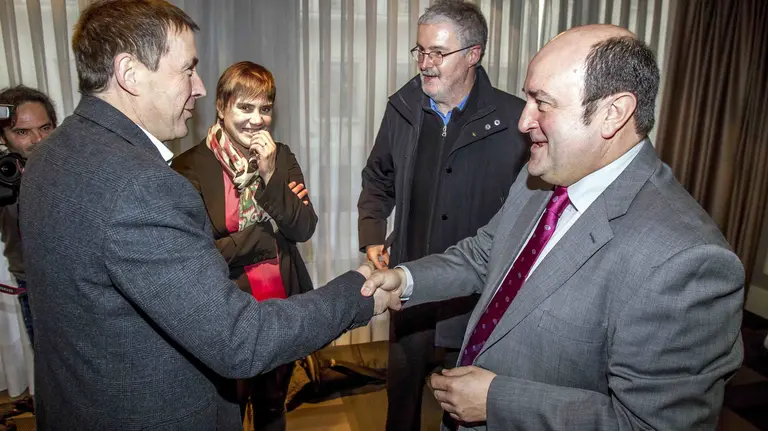 GRA219. BILBAO, 22/12/2016.- El presidente del PNV, Andoni Ortuzar (d), saluda al líder de la izquierda abertzale, Arnaldo Otegi (i), durante la comparecencia llevada a cabo hoy en Bilbao junto a representantes de organizaciones políticas y sindicales, para instar a los gobiernos de España y Francia a contribuir al desarme de ETA. EFE/Iñaki Andrés