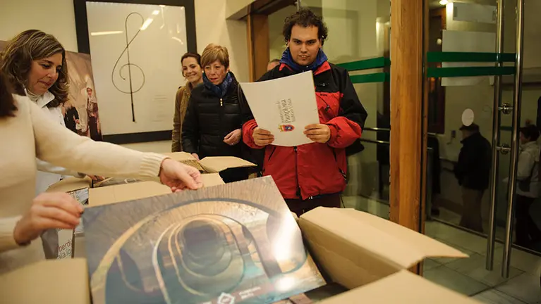 El ayuntamiento de Pamplona regala el nuevo calendario de la ciudad para el año 2017. MIGUEL OSÉS_9