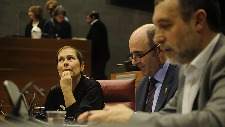 La presidenta del gobierno Uxue Barcos durante el pleno de los presupuestos Navarros. MIGUEL OSÉS 