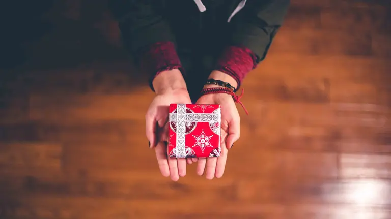 Una persona muestra un regalo