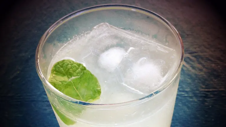 Un fin tonic preparado en un vaso de sidra gordo