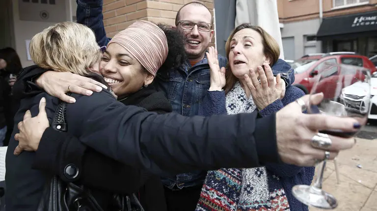 Vecinos de San Adri&aacute;n celebran el premio que han conseguido con los d&eacute;cimos de n&uacute;mero 78.748 al ser agraciado con el tercer premio del sorteo de la Loteria de Navidad de 2016. EFE/Jes&uacute;s Diges