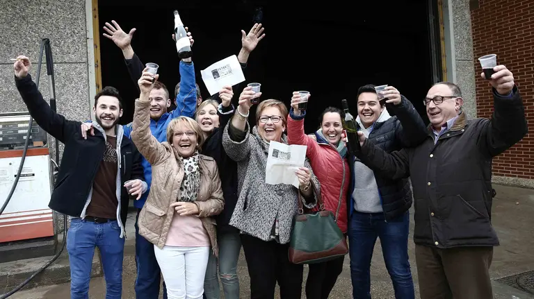 Trabajadores de la cooperativa San Gregorio de la localidad navarra de Azagra celebran el premio que han conseguido con los decimos de numero 78.748 al ser agraciado con el tercer premio del sorteo de la Loteria de Navidad. EFE/Jesús Diges
