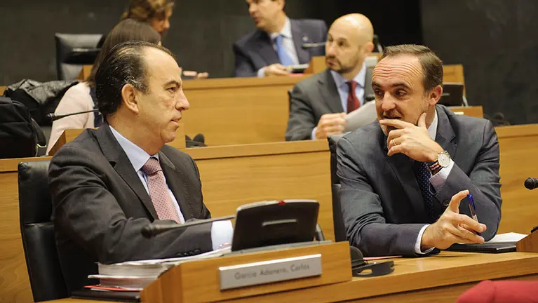 Javier Esparza y Carlos Adanero del grupo parlamentario de UPN durante el pleno parlamentario. MIGUEL OSÉS 