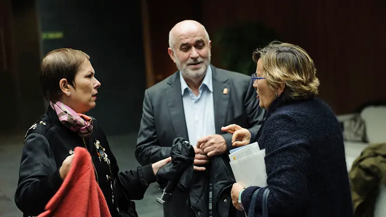 La Presidenta del gobierno Uxue Barcos junto al consejero de educación Mendoza charlan antes de entrar al pleno del parlamento. MIGUEL OSÉS 