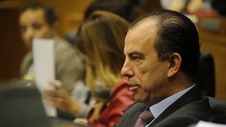 Carlos Adanero expentante ante el discurso de uno de sus compañeros de partido. MIGUEL OSÉS 