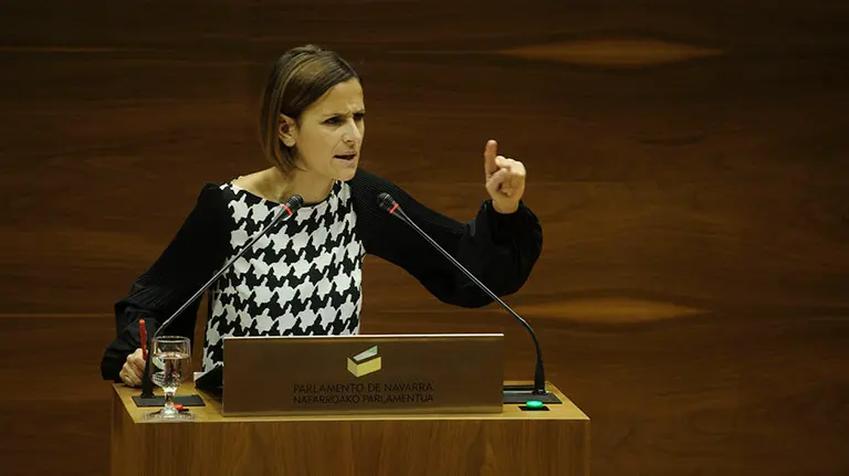 La portavoz del PSN María Chivite en pleno discurso en la tribuna de oradores durante el pleno sobre los presupuestos Navarros. MIGUEL OSÉS  (2)