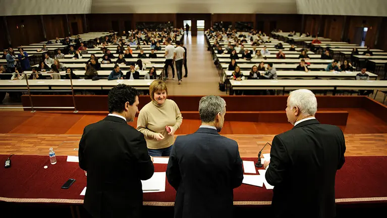 El rector de la UPNA Alfonso Carlosena recibe a los estudiantes que participan en los programas internacionales de movilidad. MIGUEL OSÉS_11
