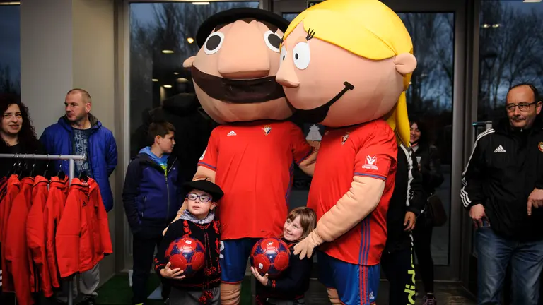 Los jugadores de Osasuna Aitor Buñuel y Antonio Otegui, junto con Rojillo y Rojilla, recogen las cartas de los niños para el Olentzero, Papa Noel y Los Reyes Magos en la tie (16)