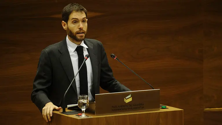 El miembro del PNV Sergio Sayas en la tribuna de oradores durante el pleno parlamentario. MIGUEL OSÉS 
