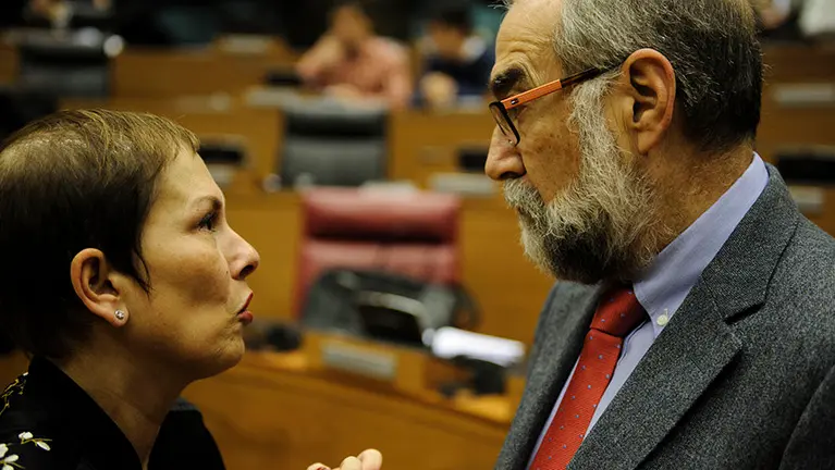 La presidenta del gobierno Uxue Barcos conversa con el consejero de salud Fernando Dominguez. MIGUEL OSÉS 