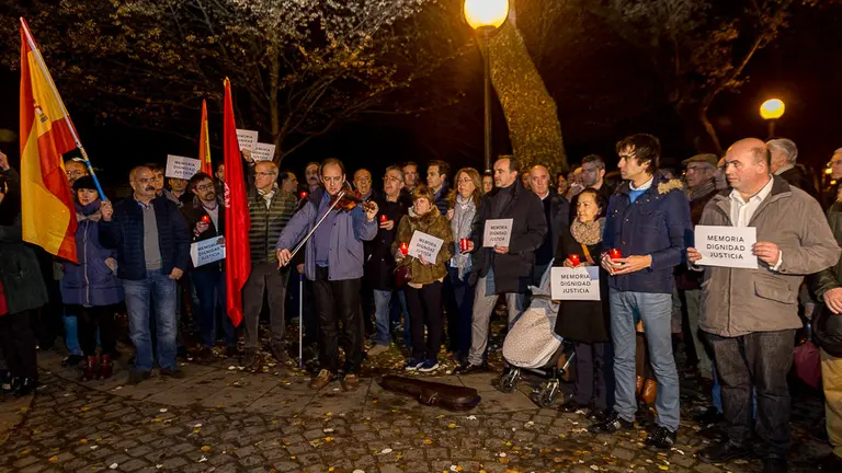 Concentración en memoria de las víctimas de ETA convocada por las asociaciones Vecinos de Paz y Sociedad Civil Navarra (1). IÑIGO ALZUGARAY