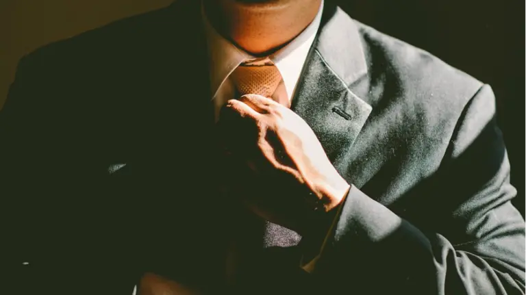 Un hombre se abrocha la corbata. Empleo. Traje. ARCHIVO