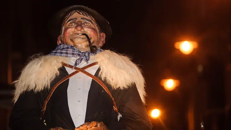 El Olentzero recorre las calles de Pamplona reuniendo a cientos de familias a lo largo de todo el recorrido. MIGUEL OSÉS_41