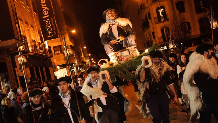 El Olentzero recorre las calles de Pamplona reuniendo a cientos de familias a lo largo de todo el recorrido. MIGUEL OSÉS_42