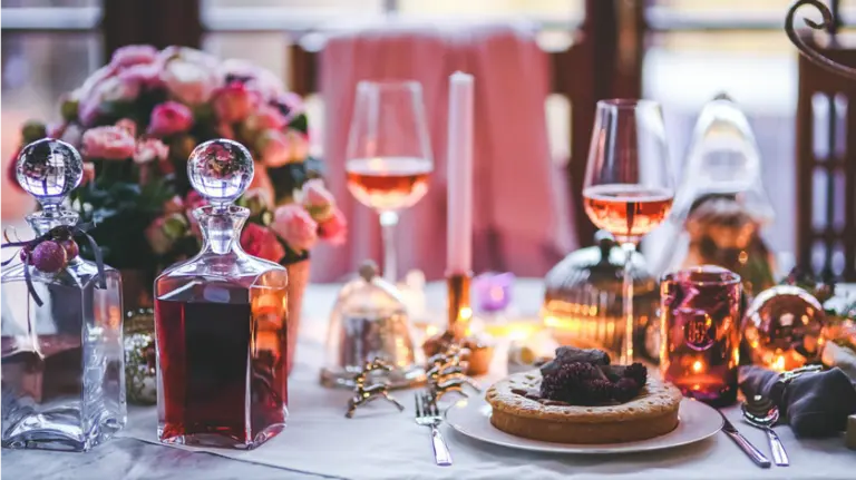 Una mesa preparada para una comida navide&ntilde;a.