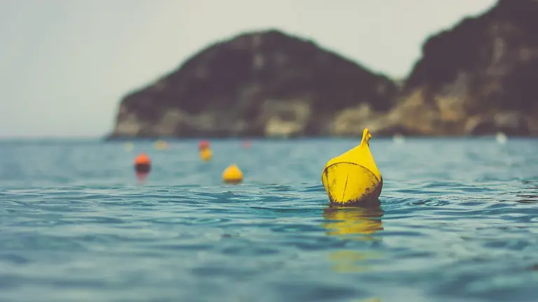 Imagen de una boya flotando junto a la orilla de una playa ARCHIVO