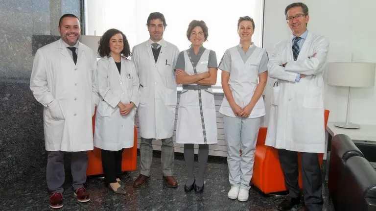 El doctor Jos&eacute; Ignacio Gonz&aacute;lez, de la Unidad Central de Ensayos Cl&iacute;nicos, los hemat&oacute;logos Paula Rodr&iacute;guez y Ram&oacute;n Lecumberri, la enfermera Usua Montes y la auxiliar Maite Beunza, de la Unidad Central de Ensayos Cl&iacute;nicos, y el Dr. Jes&uacute;s San Miguel, director m&eacute;dico de la Cl&iacute;nica y especialista del Servicio de Hematolog&iacute;a.