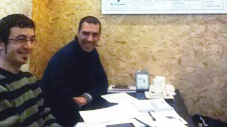 Andoni Iso y Floren Luqui aparecen juntos y sonrientes mientras Áxel Moreno les fotografía