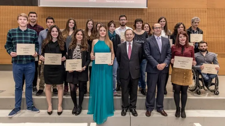 Los 18 jóvenes navarros becados por la Fundación Caja Navarra. 