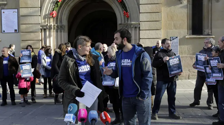 Los portavoces Alberto Matxain (d) y Garazi Autorhan (i), de la iniciativa "Kalera Kalera", la campaña de movilizaciones impulsada por expresos en apoyo a los reclusos de ETA, comparecen frente a la parroquia de San Lorenzo, en Pamplona. EFE/Villar López