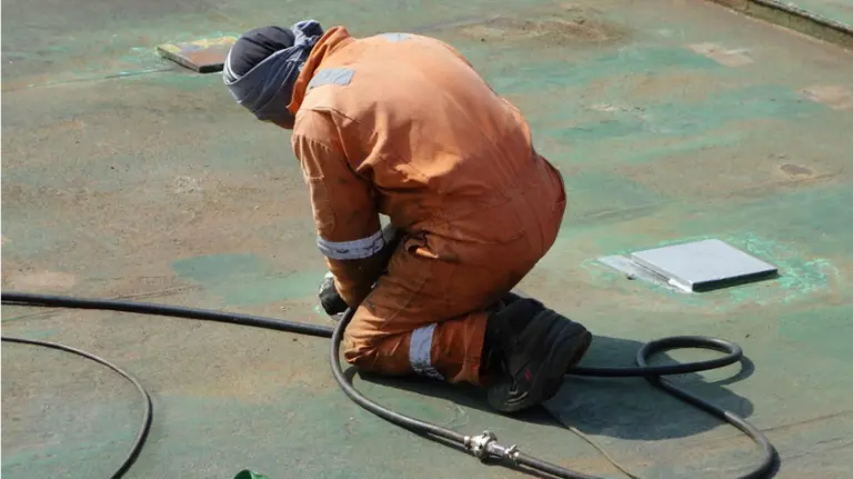 Una persona trabaja como soldador. ARCHIVO