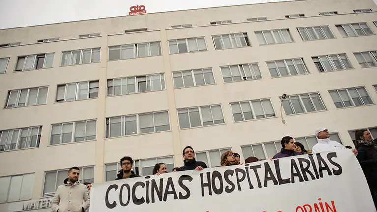 Concentración del comité de empresa de Catering Mediterranea en el CHN en contra del Gobierno de Navarra. MIGUEL OSÉS_3