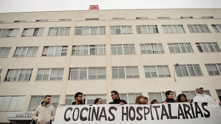 Concentración del comité de empresa de Catering Mediterranea en el CHN en contra del Gobierno de Navarra. MIGUEL OSÉS_4