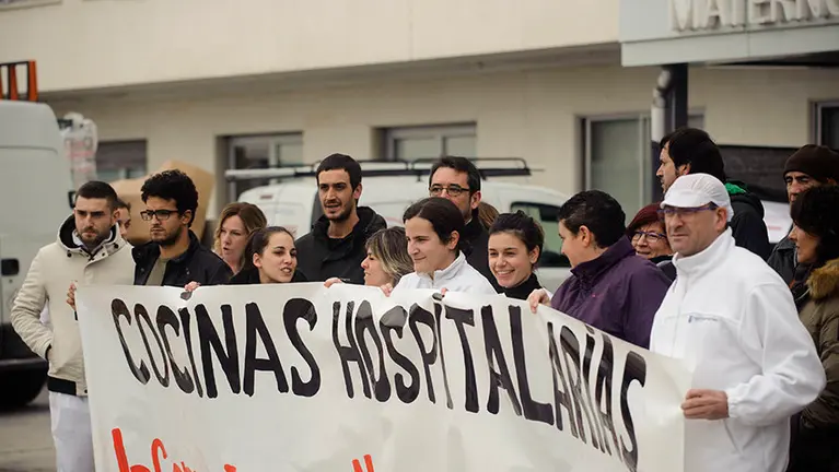 Concentración del comité de empresa de Catering Mediterranea en el CHN en contra del Gobierno de Navarra. MIGUEL OSÉS_6