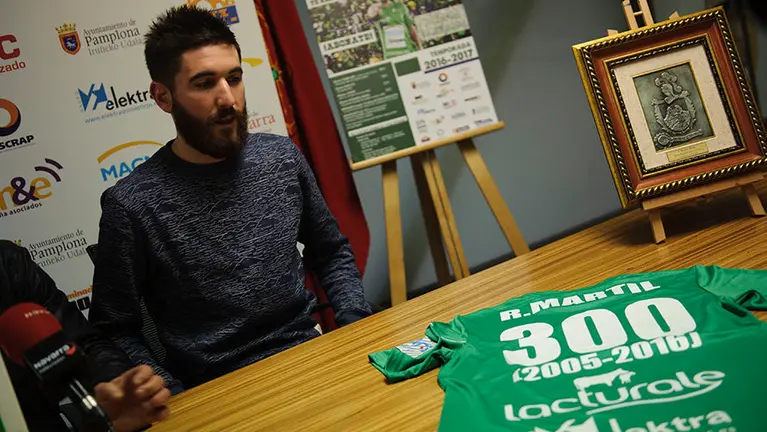 Reconocimiento a Roberto Martil por los 300 partidos oficiales con el Magna Gurpea. MIGUEL OSÉS_1