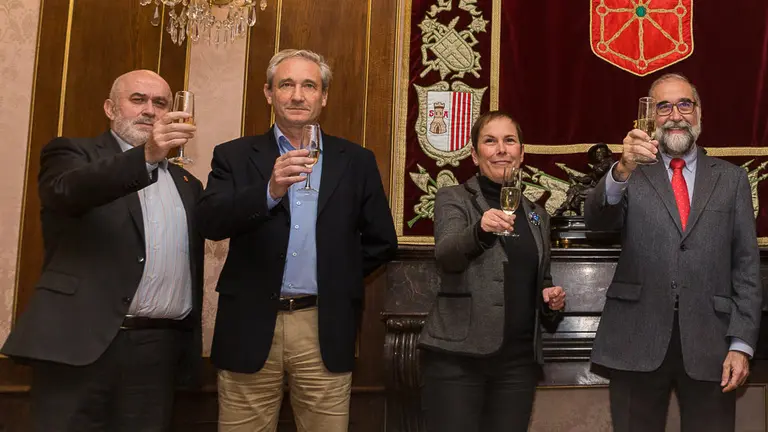 La presidenta de Navarra, Uxue Barkos, acompañada del equipo de Gobierno, brinda en el tradicional encuentro navideño con los periodistas que cubren la información sobre e (5)