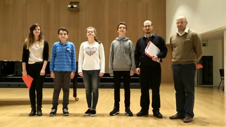 Alumnos de guitarra y flauta travesera, tras el certamen. 