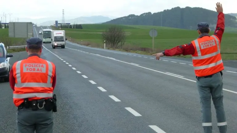 Agentes de la Policía Foral dan el alto a un vehículo en un control. PFORAL