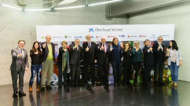 Isidro Fain&eacute;, presidente de la Fundaci&oacute;n Bancaria la Caixa, y Jaume Gir&oacute;, director general de la fundaci&oacute;n, con representantes d