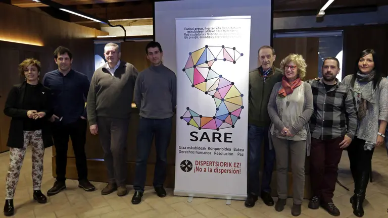 Los responsables de la plataforma Sare Herritara Nafarroa posan durante la presentación de la iniciativa, cuya misión será defender los derechos de "los presos, exiliados y deportados vascos". EFE/Villar Lopez