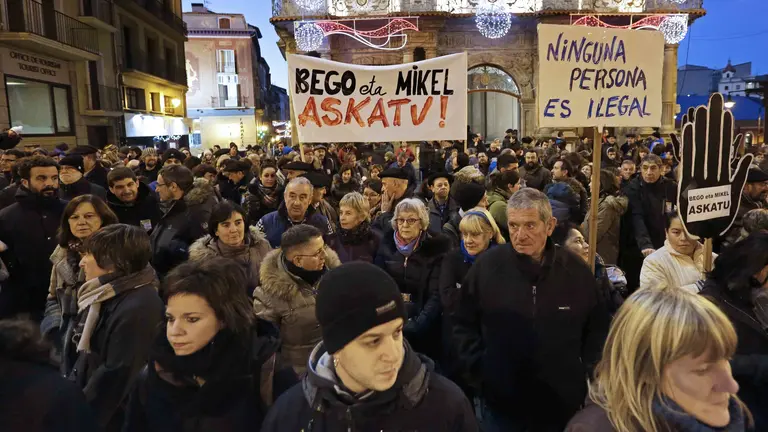 GRA280. PAMPLONA, 29/12/2016.- Unas trescientas personas se han concentrado esta tarde en la plaza consistoral de Pamplona en apoyo a la activista navarra Begoña Huarte y al vizcaíno Mikel Zuloaga, las dos personas detenidas en Grecia acusadas de favorecer la inmigración ilegal por intentar transportar a ocho refugiados a Italia. EFE/Villar López