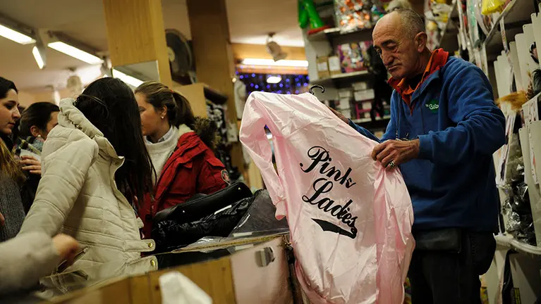 Varios pamploneses buscan su disfraz para Nochevieja en la tienda La Golosina. MIGUEL OSÉS (10)