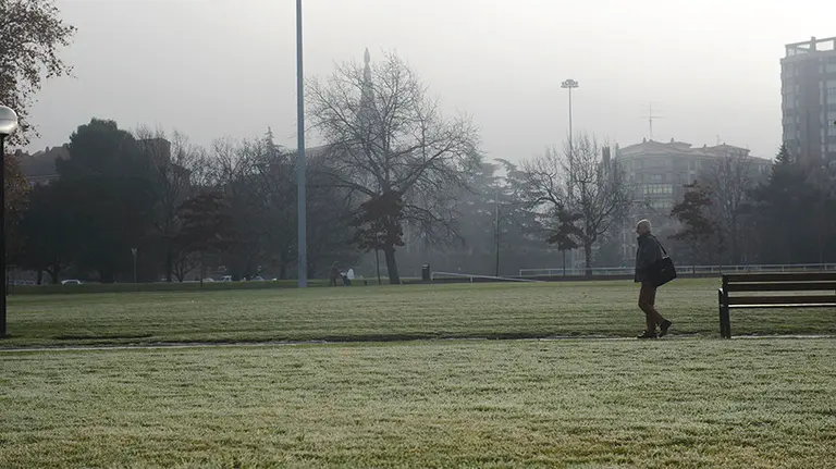 Tiempo. La vuelta del castillo bajo el frio y la niebla en una de las mañanas mas frias del año. MIGUEL OSÉS (1)