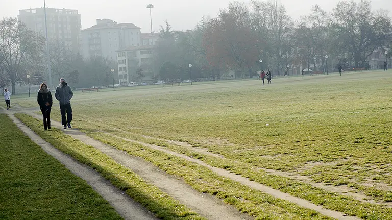 Tiempo. La vuelta del castillo bajo el frio y la niebla en una de las mañanas mas frias del año. MIGUEL OSÉS (2)